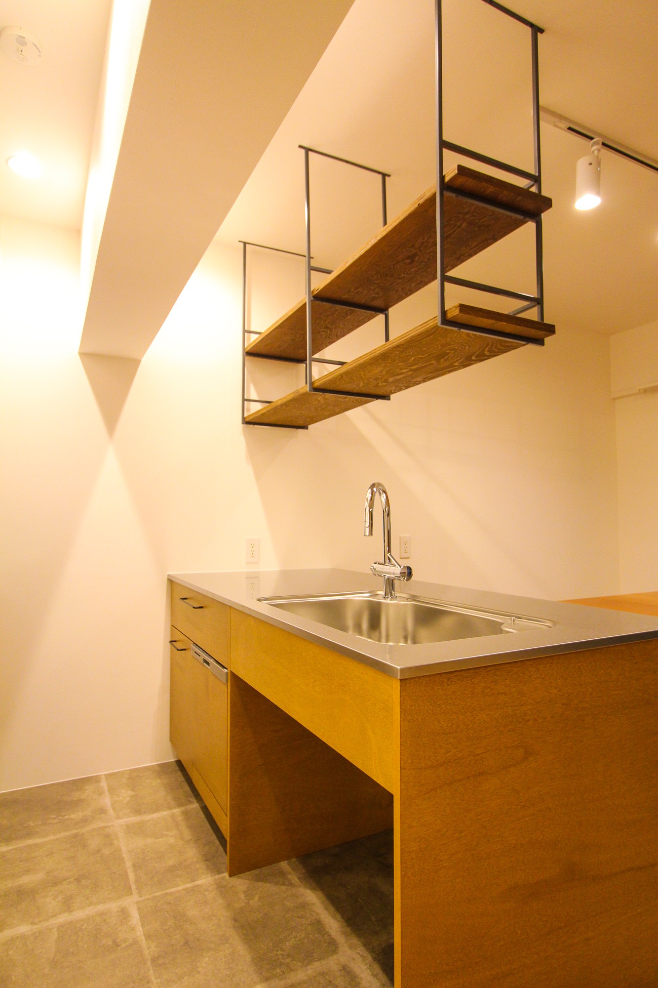 キッチン事例：オリジナル造作のステンレス天板のキッチンと吊り戸棚（風の抜けるロフトのある家）
