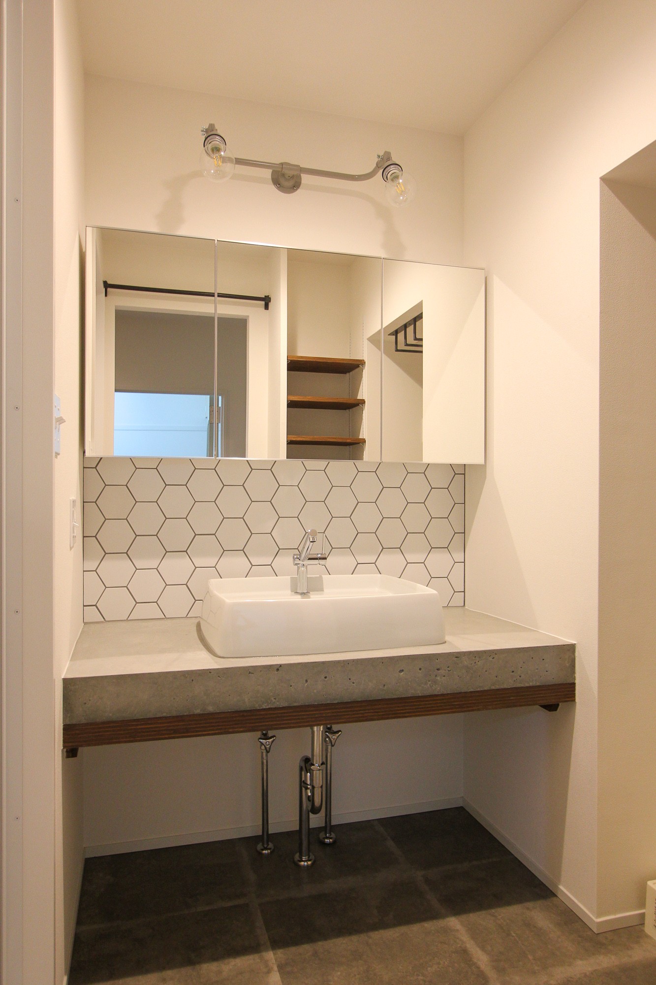 バス/トイレ事例：コンクリート天板とタイルの洗面カウンター（風の抜けるロフトのある家）