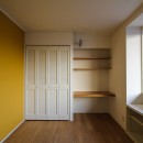 北欧ミッドセンチュリーの似合う家の写真 黄色い壁とデスクのある個室
