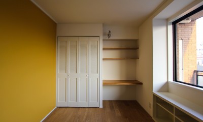 北欧ミッドセンチュリーの似合う家 (黄色い壁とデスクのある個室)
