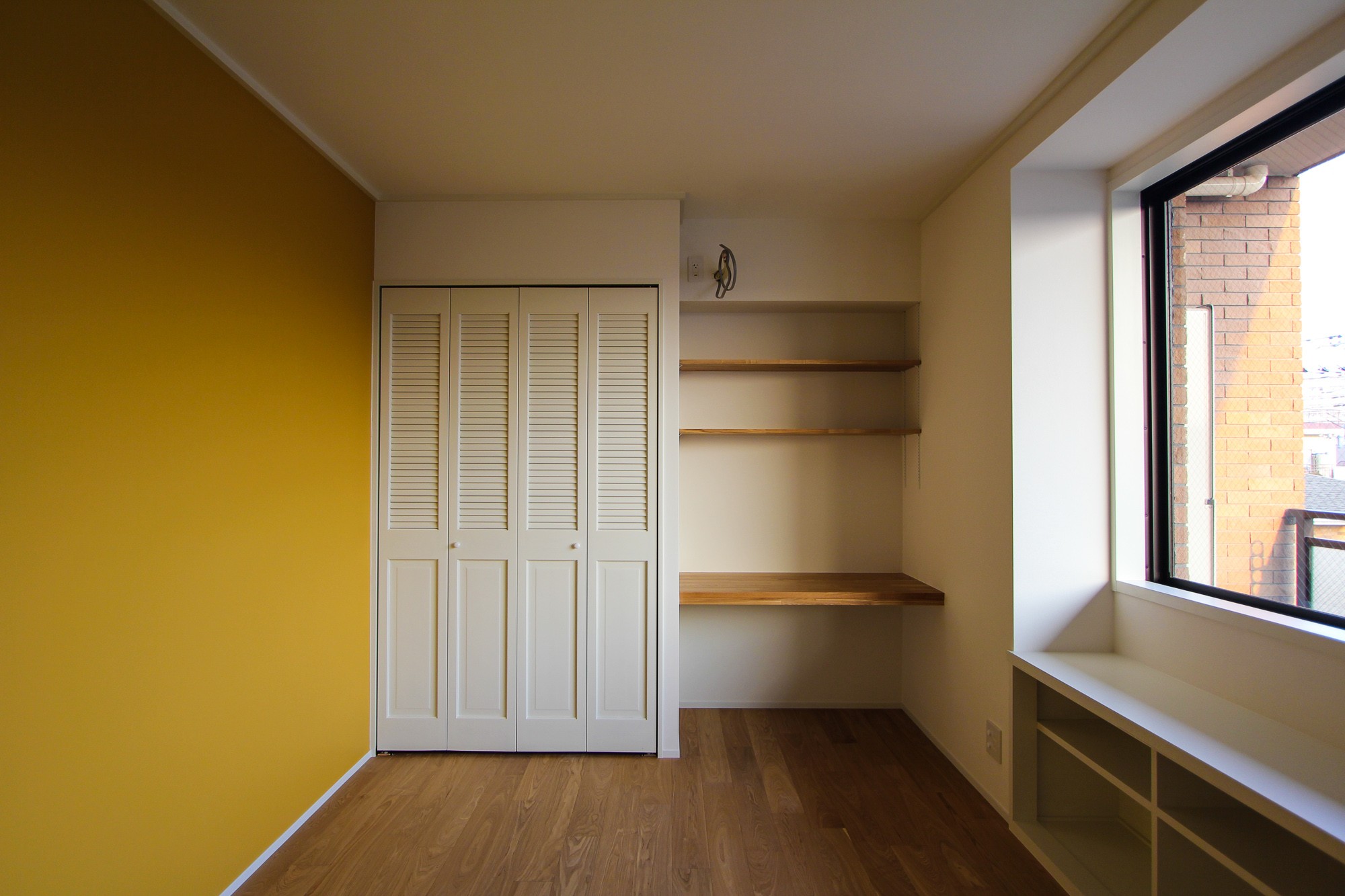 ベッドルーム事例：黄色い壁とデスクのある個室（北欧ミッドセンチュリーの似合う家）