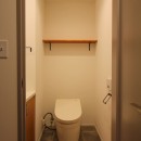 北欧ミッドセンチュリーの似合う家の写真 棚のあるトイレ