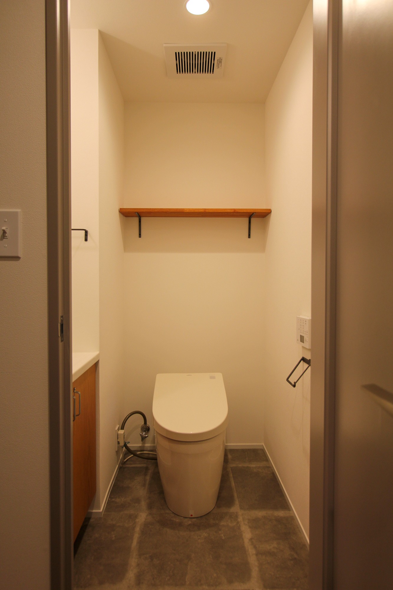 バス/トイレ事例：棚のあるトイレ（北欧ミッドセンチュリーの似合う家）