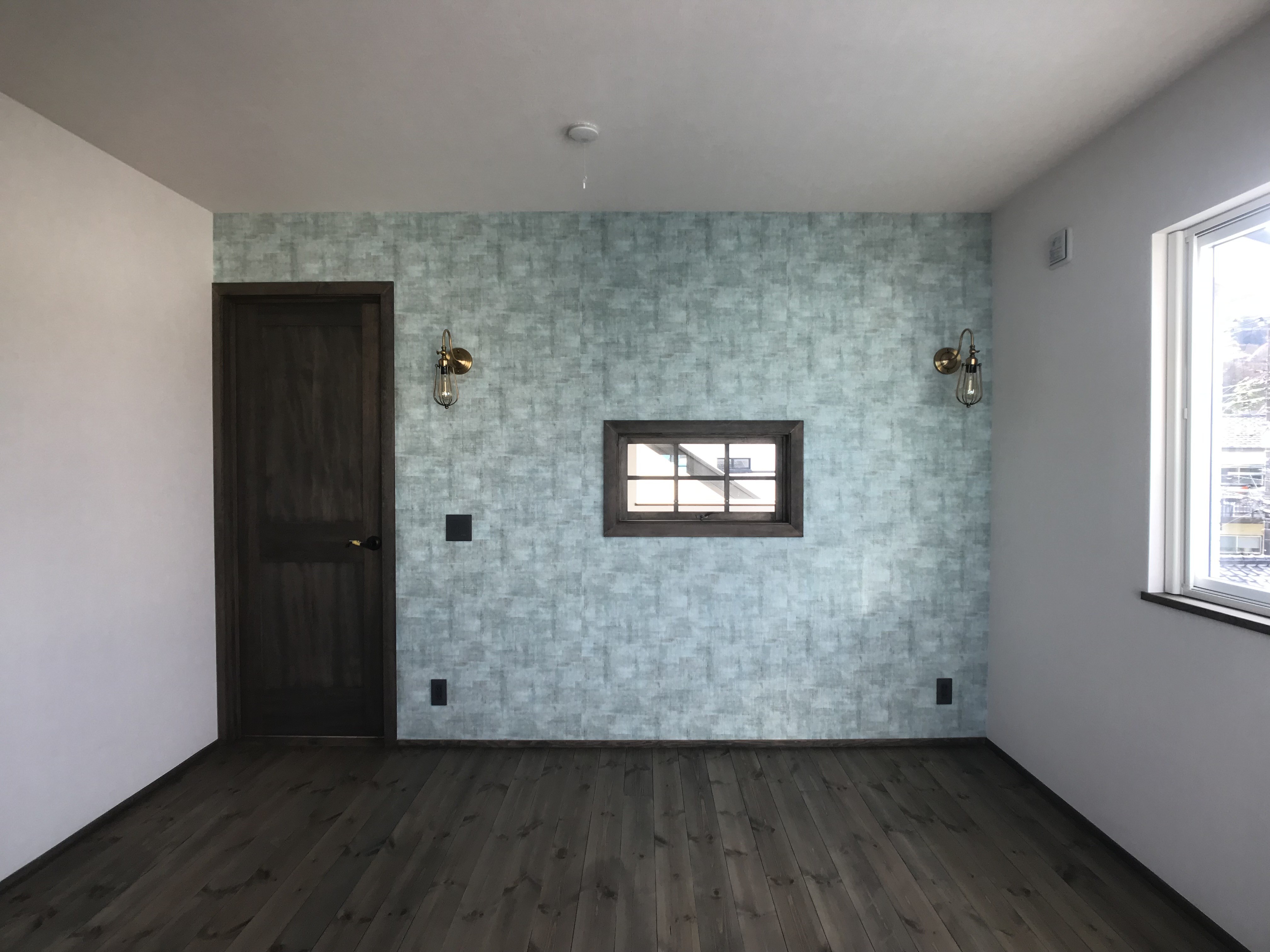 寝室の壁は色を変えてワンポイントに 賃貸 二世帯 様々なシーンに対応する３階建ての家 ベッドルーム事例 Suvaco スバコ