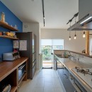 オリジナル動線で理想を叶えた戸建てリノベーションの写真 庭の緑を眺めるキッチン