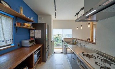 オリジナル動線で理想を叶えた戸建てリノベーション (庭の緑を眺めるキッチン)
