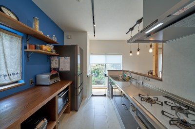 庭の緑を眺めるキッチン (オリジナル動線で理想を叶えた戸建てリノベーション)