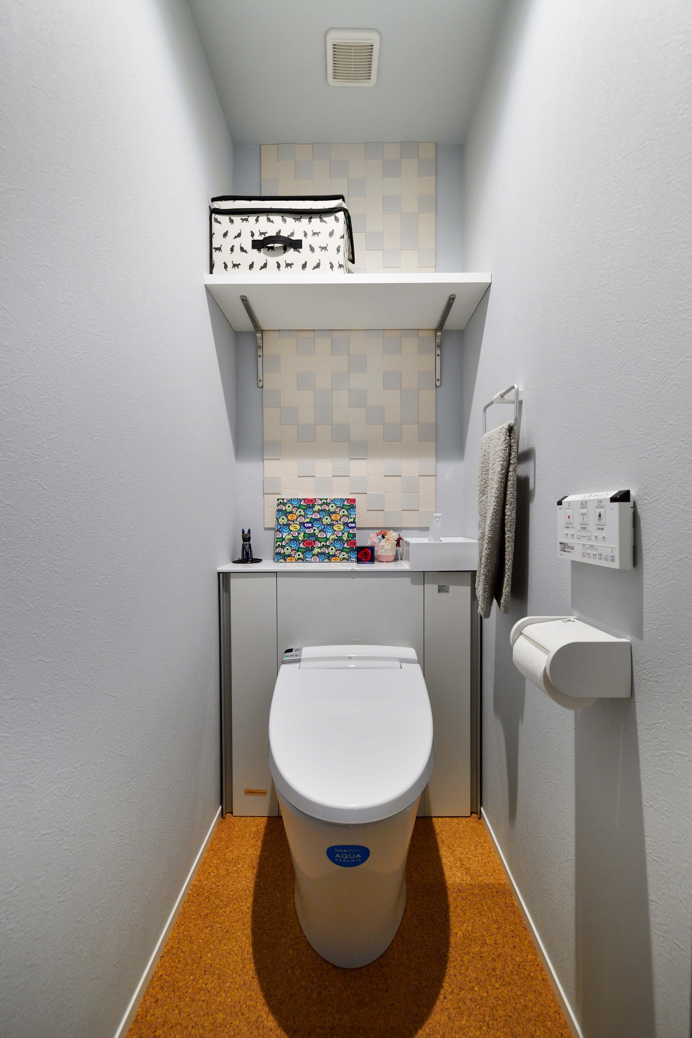 バス/トイレ事例：トイレは爽やかな色味で統一（横浜市H様、N様邸 ～ここちよいキョリで暮らす～）