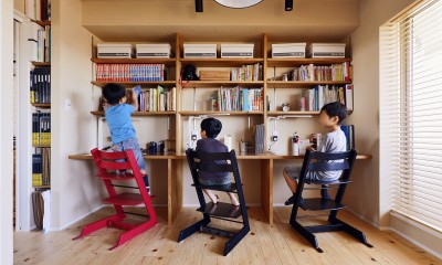 3人の息子さんが仲良く並ぶ勉強机｜横浜市S様邸 ～みんながいる、心地良さ。～