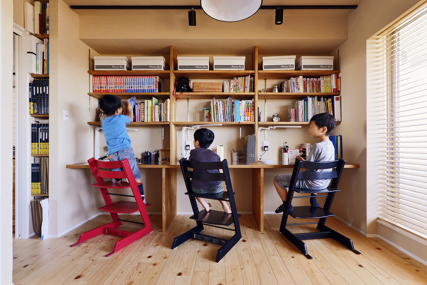 子供部屋事例：3人の息子さんが仲良く並ぶ勉強机（横浜市S様邸 ～みんながいる、心地良さ。～）