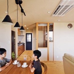 横浜市S様邸 ～みんながいる、心地良さ。～-子供部屋へアクセスしやすいリビング