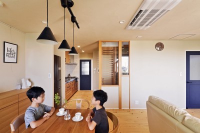 子供部屋へアクセスしやすいリビング (横浜市S様邸 ～みんながいる、心地良さ。～)