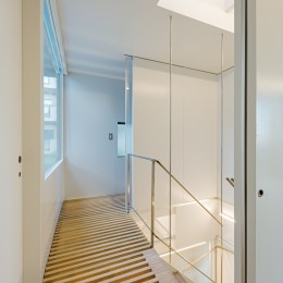 トムジェリ　二人の距離を調整する家-光あふれる階段室