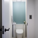 ダークカラーとハードな素材×ナチュラルオークの写真 トイレ