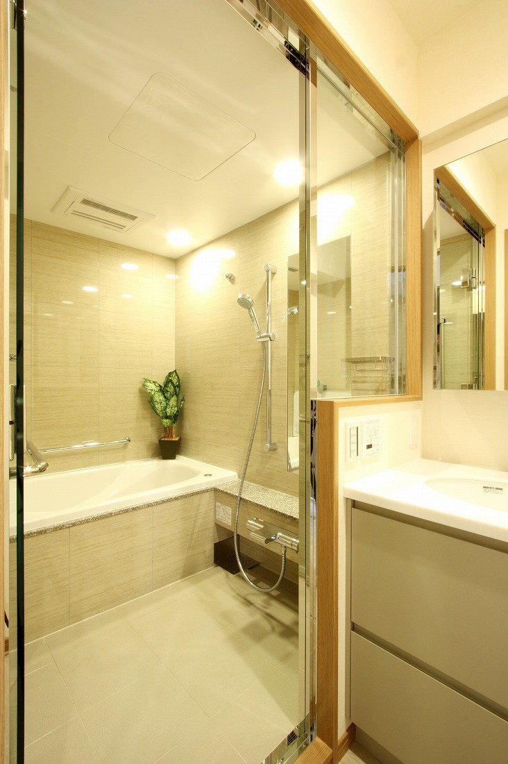 2枚目 バスルーム 広々とした高級感たっぷりの賃貸住宅 バス トイレ事例 Suvaco スバコ
