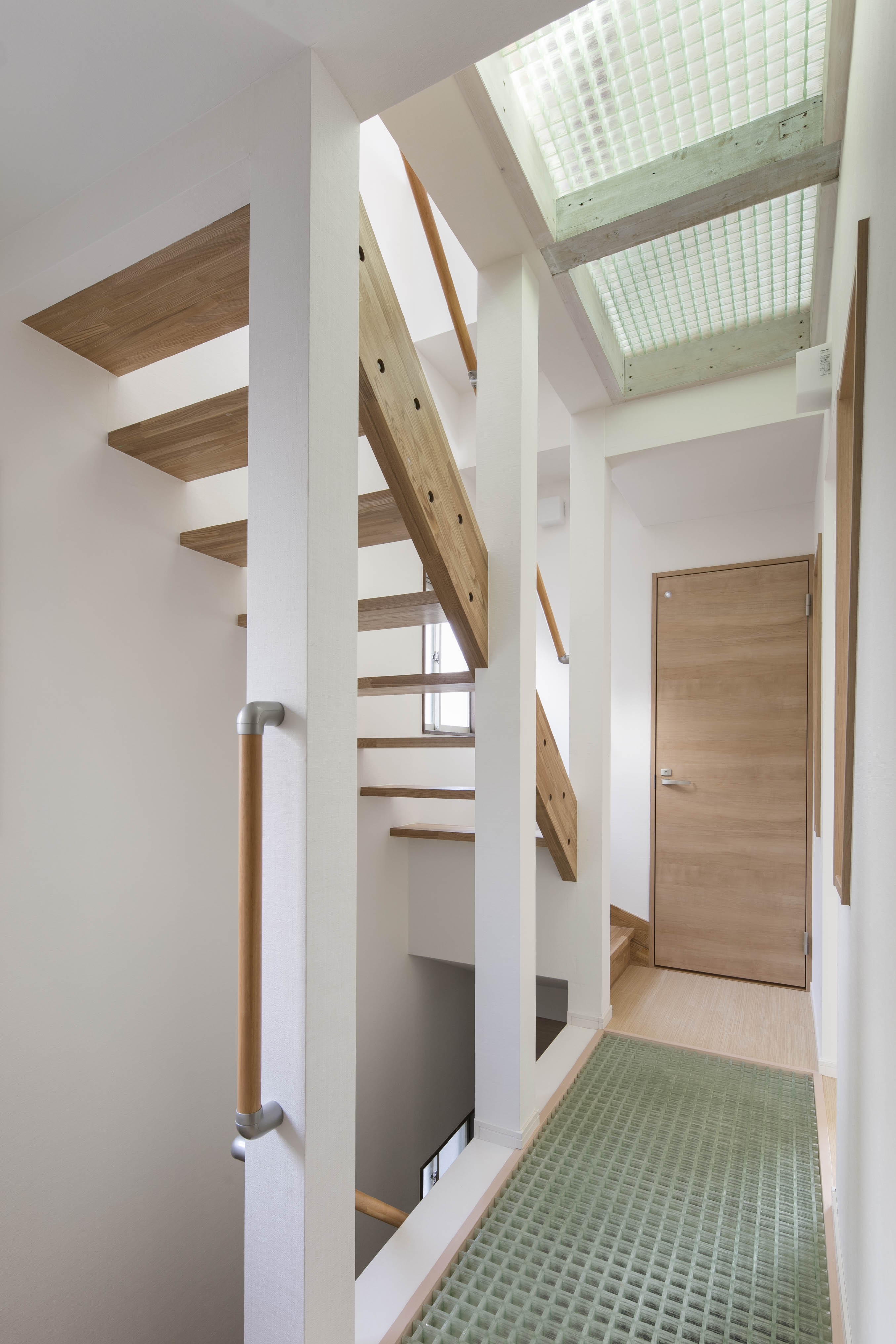 光を取り入れる スケルトン階段とｆｒｐグレーチングの吹抜 光と風のリノベーション住宅 その他事例 Suvaco スバコ