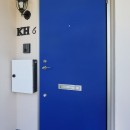 Kengington House（ケンジントンハウス）の写真 伝統的なロイヤルカラーの青いドア