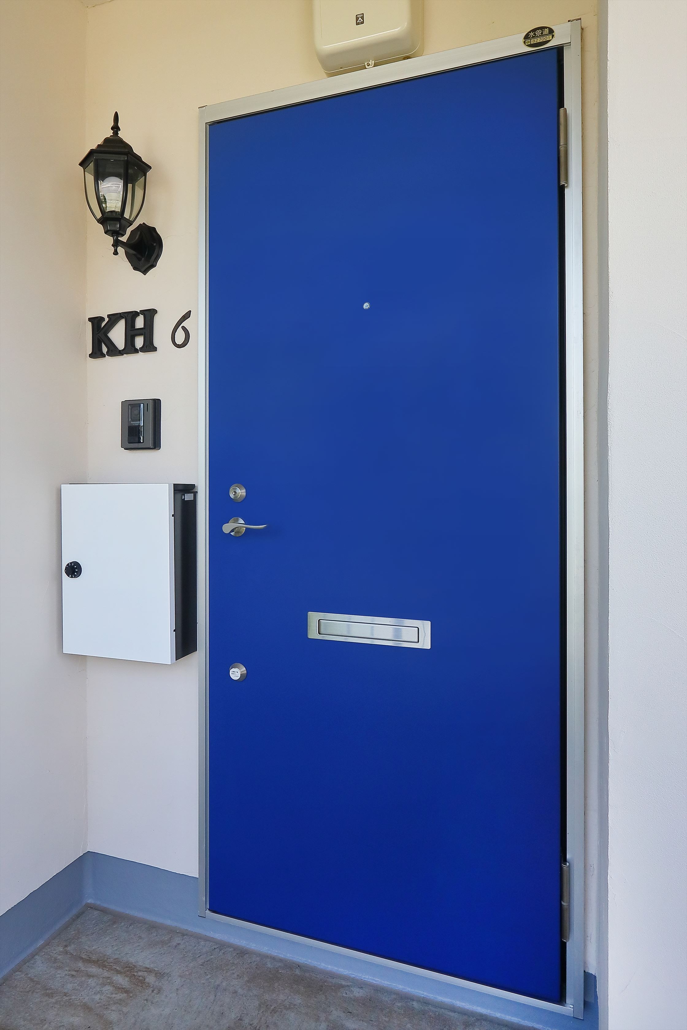 その他事例：伝統的なロイヤルカラーの青いドア（Kengington House（ケンジントンハウス））