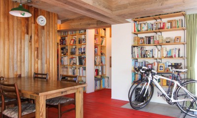 赤い床の山小屋ハウス (自転車と本棚と丸太の壁)