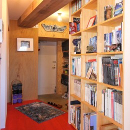 赤い床の山小屋ハウス (木製の本棚と玄関土間)