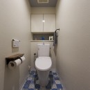 アメリカ西海岸の暮らしを我が家にも。カリフォルニアスタイル全面改装の写真 お部屋全体のコーディネートとマッチしたブルーのクッションフロアで、マリンテイストなトイレ空間