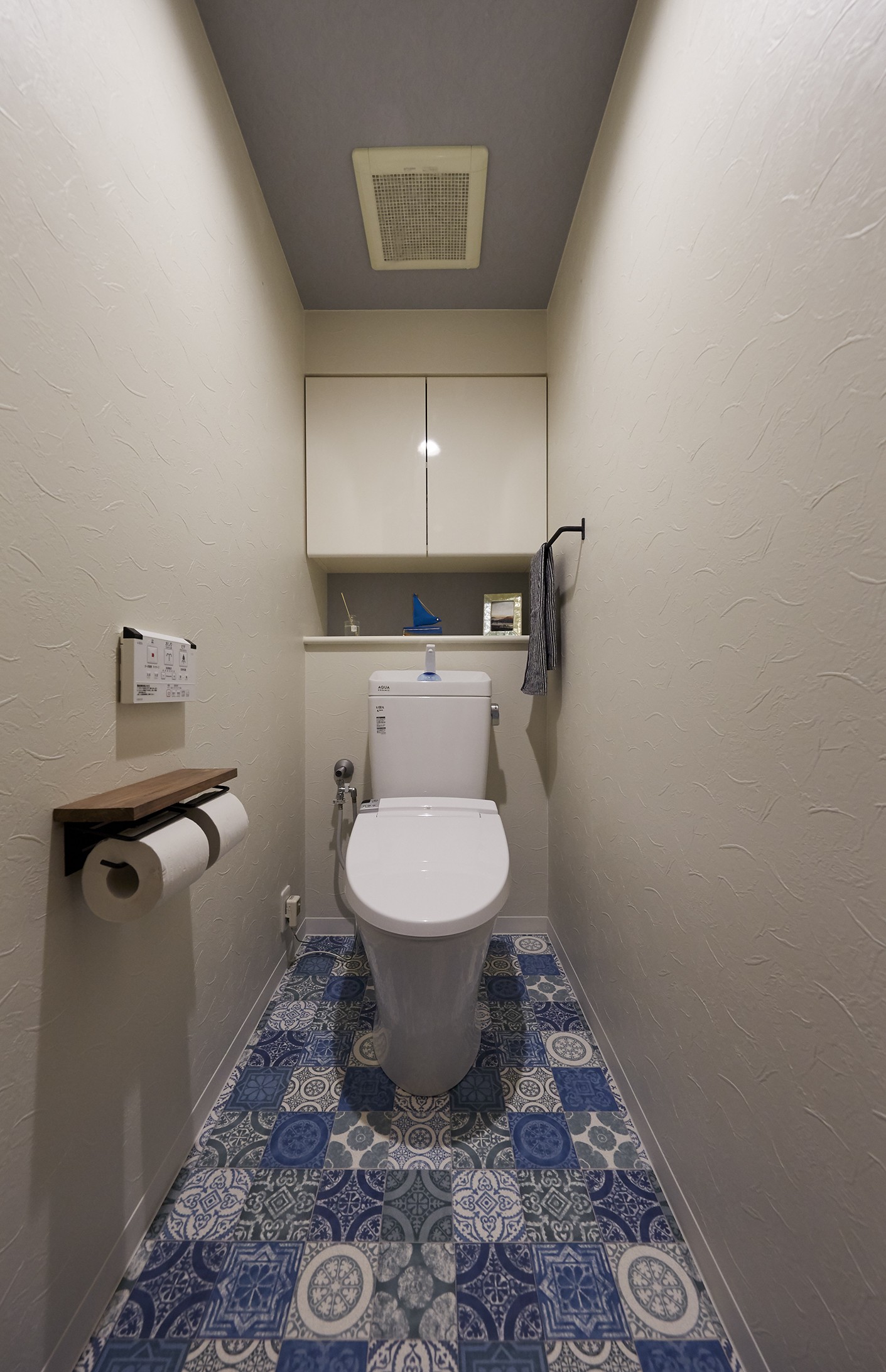 お部屋全体のコーディネートとマッチしたブルーのクッションフロアで、マリンテイストなトイレ空間(アメリカ西海岸の暮らし