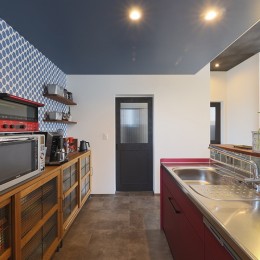 ブルックリンスタイルの住宅兼店舗空間にトラディショナルなパターンが遊びを加える (キッチン)