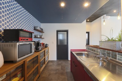 キッチン (ブルックリンスタイルの住宅兼店舗空間にトラディショナルなパターンが遊びを加える)