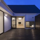 平屋デザインの家 OUCHI-41の写真 中庭夕景