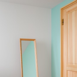 部屋ごとに添える色とりどりの壁 (部屋05)
