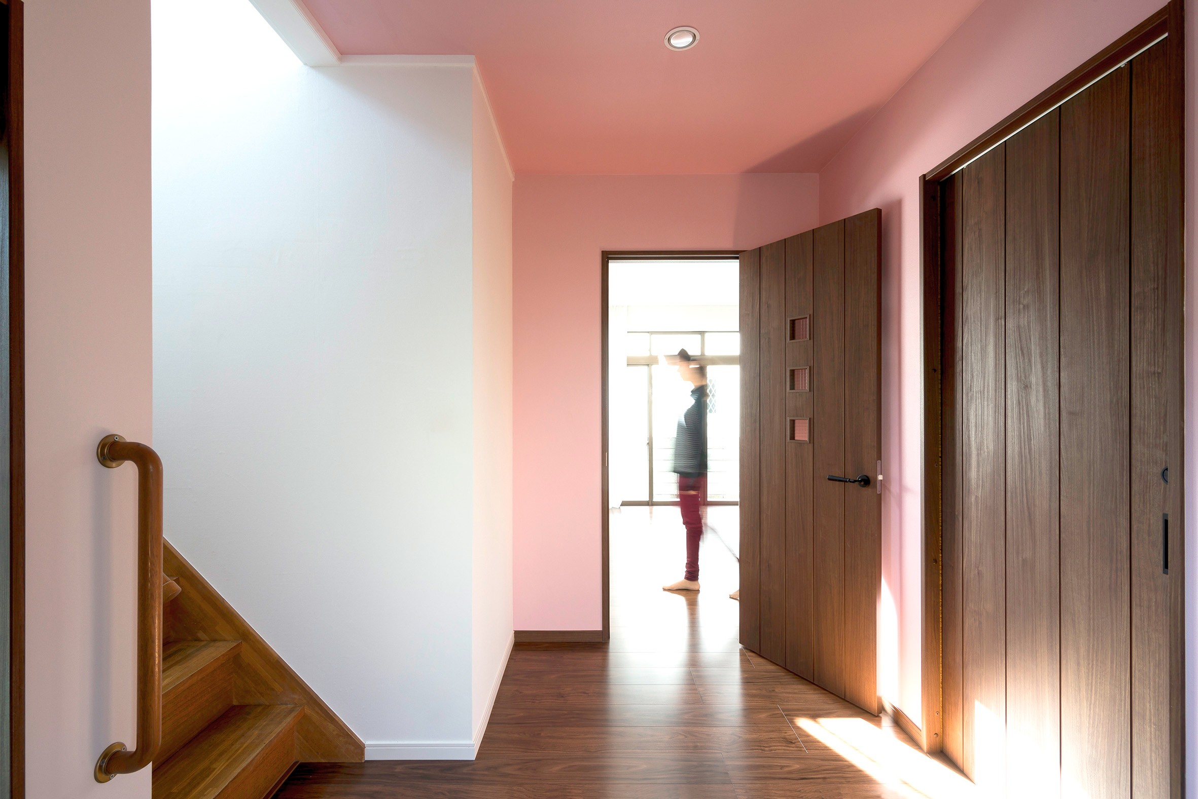 同一色の壁紙で天井と壁紙に一体感をつくる 戸建リノベーション事例