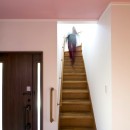同一色の壁紙で天井と壁紙に一体感をつくるの写真 階段エリア