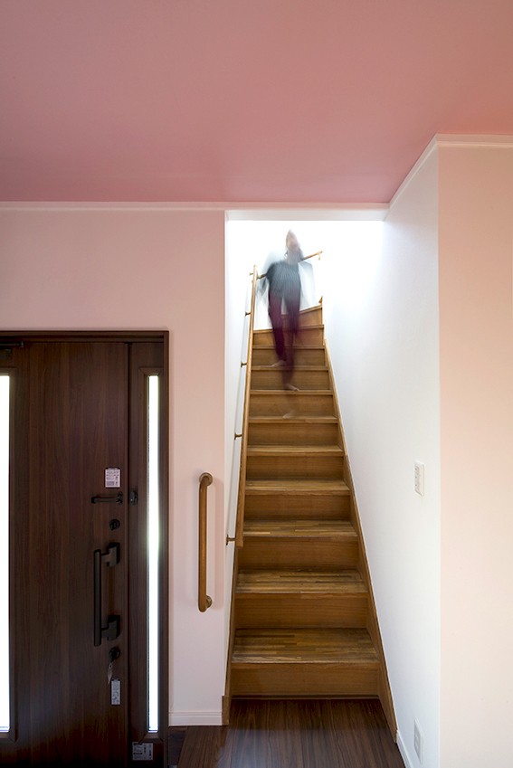 その他事例：階段エリア（同一色の壁紙で天井と壁紙に一体感をつくる）