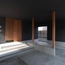 円光寺の家｜内部と外部が繋がるミニマルな住宅の写真 駐車スペース