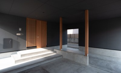 円光寺の家｜内部と外部が繋がるミニマルな住宅 (駐車スペース)