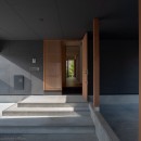円光寺の家｜内部と外部が繋がるミニマルな住宅の写真 玄関