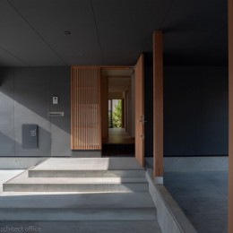 円光寺の家｜内部と外部が繋がるミニマルな住宅 (玄関)