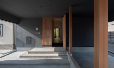 円光寺の家｜内部と外部が繋がるミニマルな住宅 (玄関)