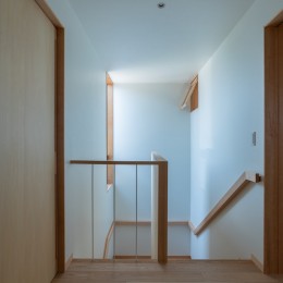 円光寺の家｜内部と外部が繋がるミニマルな住宅 (階段ホール)