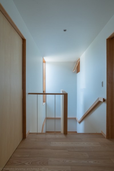 階段ホール (円光寺の家｜内部と外部が繋がるミニマルな住宅)
