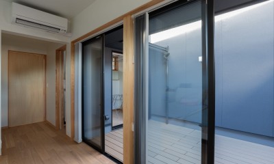 円光寺の家｜内部と外部が繋がるミニマルな住宅 (寝室)