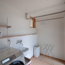 円光寺の家｜内部と外部が繋がるミニマルな住宅の写真 洗濯室