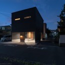 円光寺の家｜内部と外部が繋がるミニマルな住宅の写真 外観夜景
