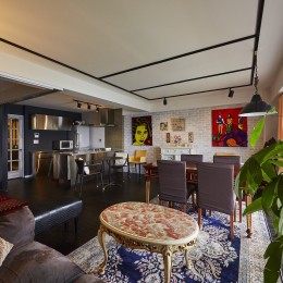 個性溢れる家具とアートが融合するリゾートスタイルのセカンドハウス (間仕切壁を撤去して風通しの良い大空間リビングへ)