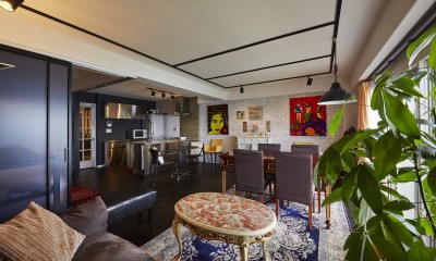 個性溢れる家具とアートが融合するリゾートスタイルのセカンドハウス (間仕切壁を撤去して風通しの良い大空間リビングへ)