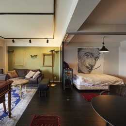 個性溢れる家具とアートが融合するリゾートスタイルのセカンドハウス (リビングの一角に光を取り入れた寝室)