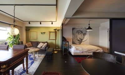 リビングの一角に光を取り入れた寝室｜個性溢れる家具とアートが融合するリゾートスタイルのセカンドハウス
