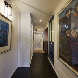 個性溢れる家具とアートが融合するリゾートスタイルのセカンドハウス (美術展を彷彿とさせるギャラリースペース)