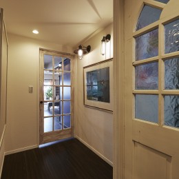 個性溢れる家具とアートが融合するリゾートスタイルのセカンドハウス (ワクワクするアートな廊下)
