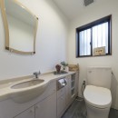 収納にこだわったプランで家事効率が劇的にアップ！アイランドキッチンが中心の快適空間の写真 シンプルエレガントなトイレ